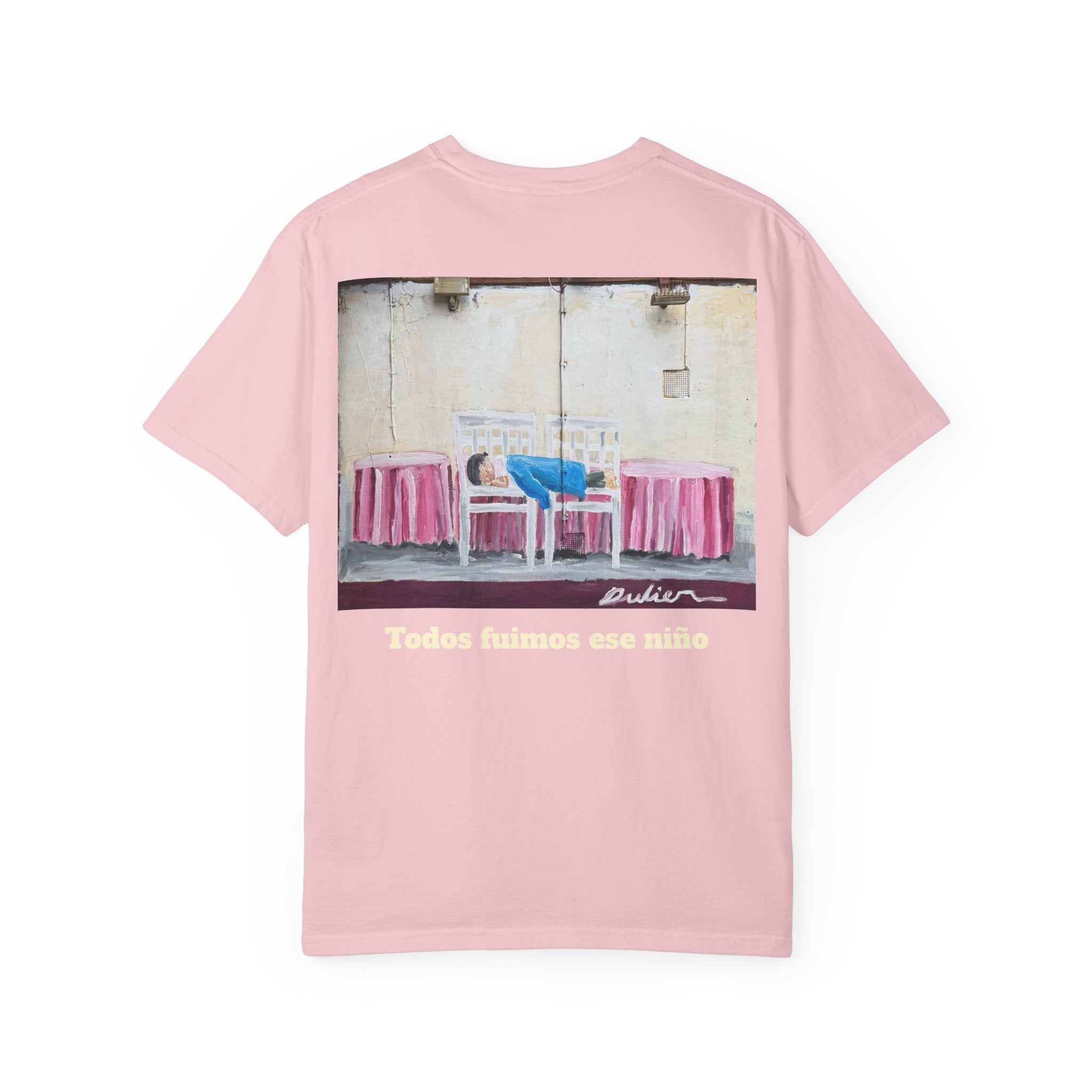 Niño en dos sillas T-shirt (mural)