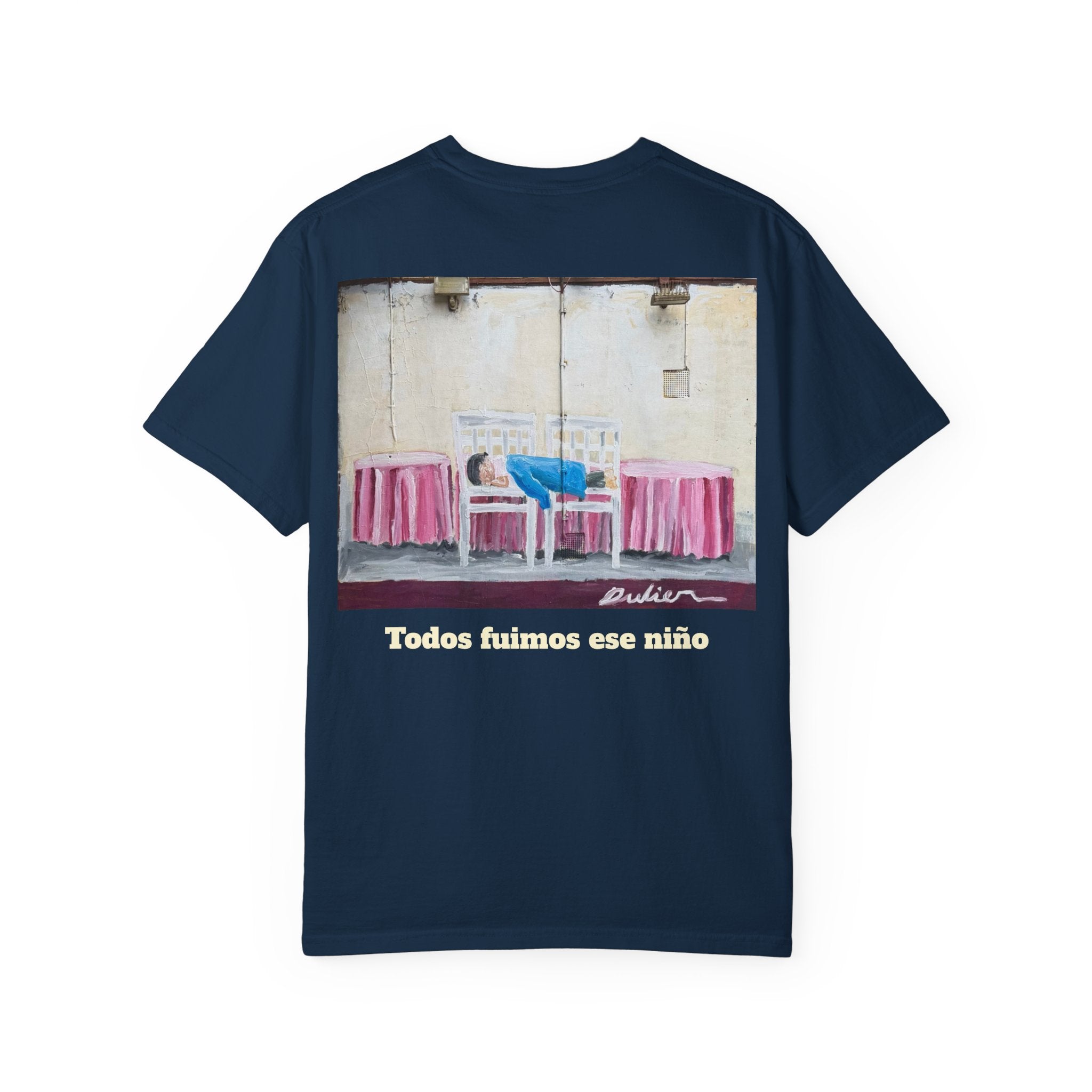 Niño en dos sillas T-shirt (mural)