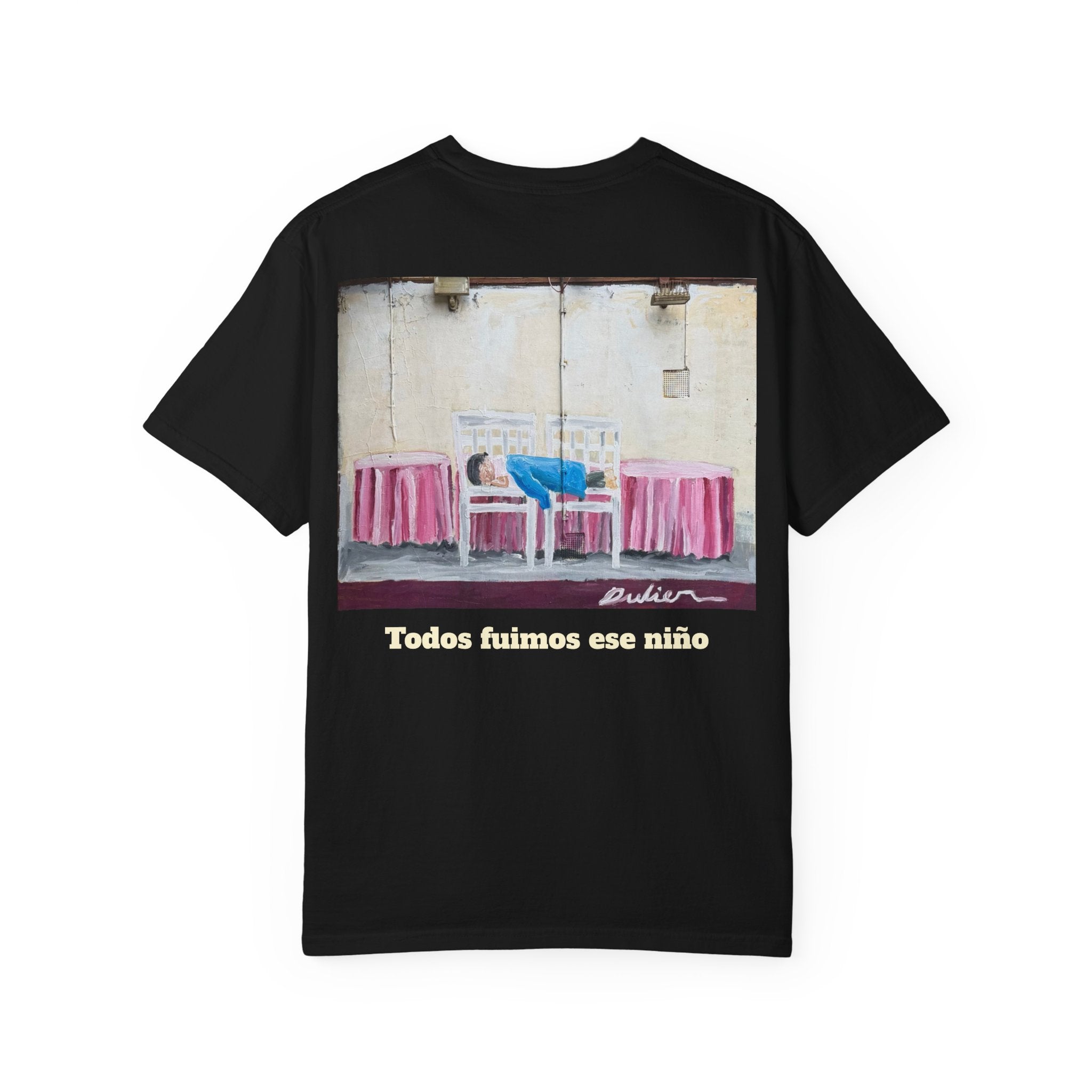 Niño en dos sillas T-shirt (mural)